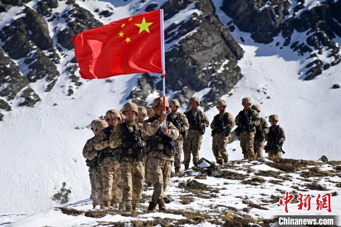 官兵們?cè)谘策呁局?。　曾厚?攝