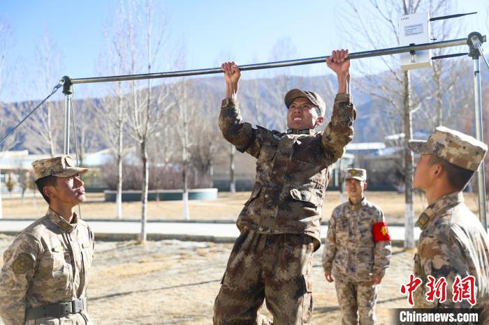 單杠引體向上現(xiàn)場，選手竭盡全力突破自我?！敲衫?攝