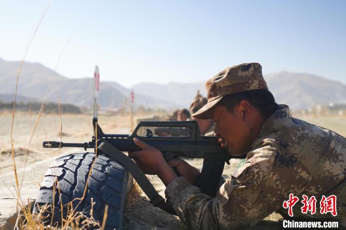 參賽民兵在進行瞄準?！敲衫?攝