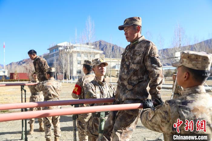 雙杠臂屈伸項目競賽現(xiàn)場?！敲衫?攝