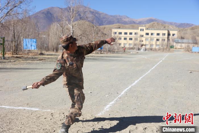 手榴彈投遠比武競賽現(xiàn)場?！敲衫?攝