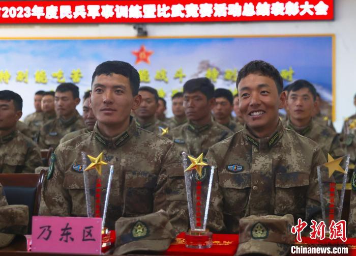 表彰大會上，獲獎選手開心瞬間。　吳蒙昆 攝