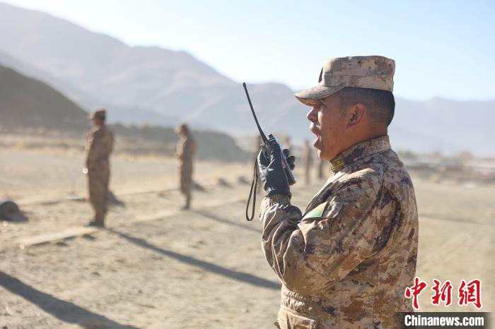 裁判員羅布次仁下達“臥姿裝子彈”口令。　吳蒙昆 攝