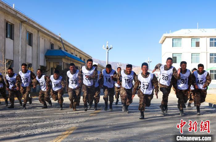 3000米開賽，選手們奮勇爭先?！敲衫?攝