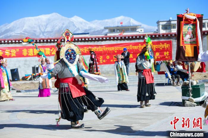 圖為藏戲非遺展演現(xiàn)場?！∝暩聛硭?攝