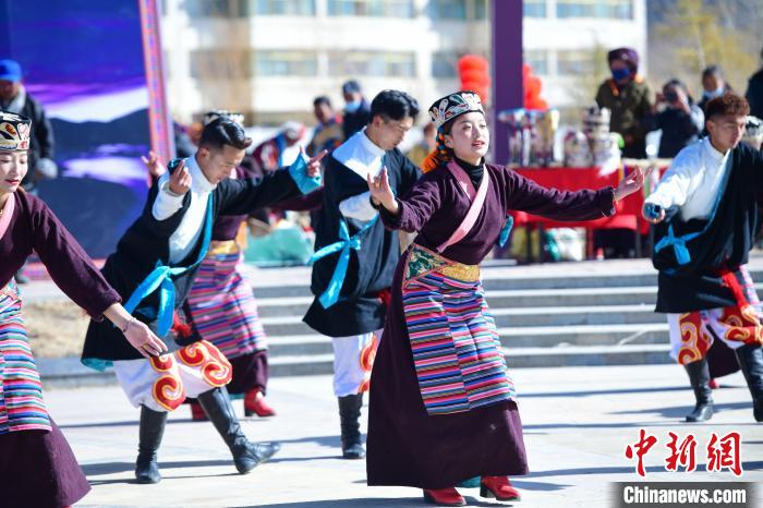 圖為藝術(shù)團(tuán)表演“扎西果諧”。　貢嘎來松 攝