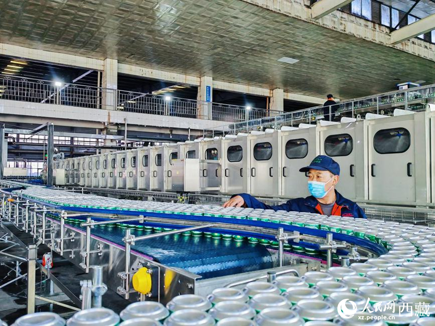 技術(shù)人員在生產(chǎn)線上檢查產(chǎn)品。人民網(wǎng) 李海霞攝