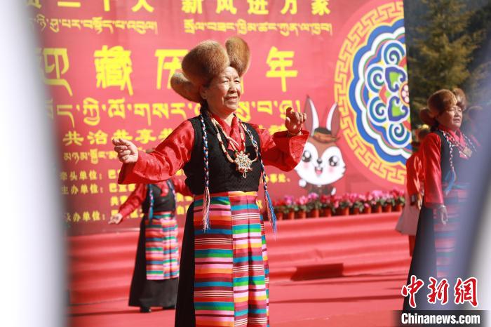 圖為藏歷新年活動(dòng)現(xiàn)場(chǎng)?！埩?攝