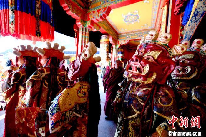 2月19日，楚布寺僧人們佩戴面具準(zhǔn)備參加跳神活動(dòng)?！±盍?攝