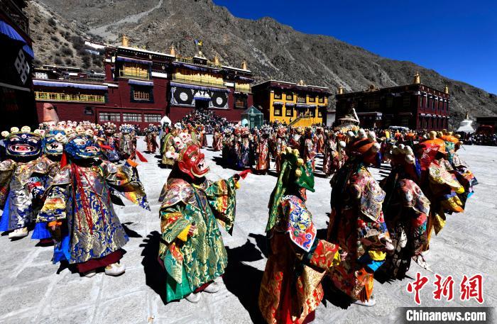 2月19日，楚布寺僧人們佩戴面具參加跳神活動(dòng)?！±盍?攝