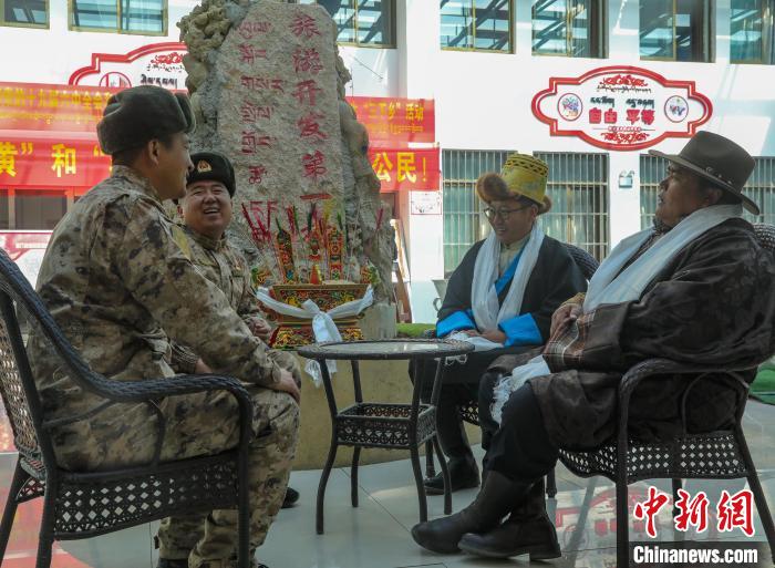 圖為阿里軍分區(qū)某邊防團(tuán)官兵與駐地群眾拉家常?！詵| 攝