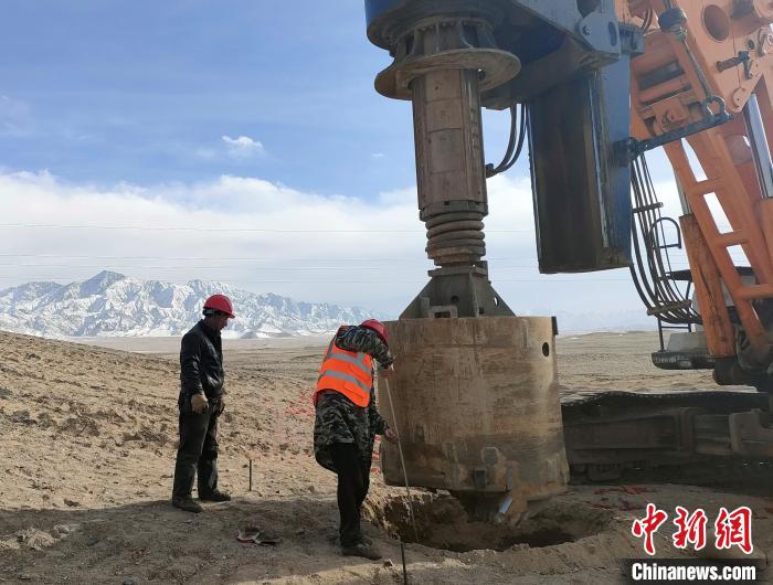 圖為施工人員檢查護筒高度?！⒁婧?攝