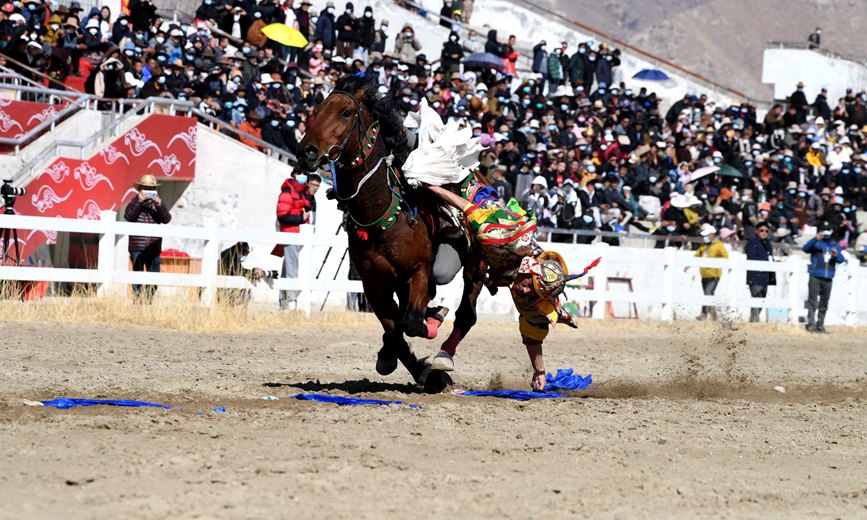 藏歷新年，精彩的馬術表演。潘多攝
