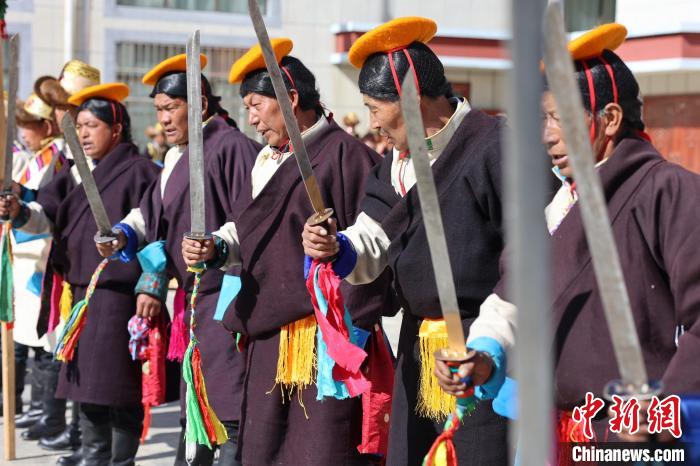 圖為藝人們手持藏刀表演加麻百·甲江。　倫珠澤仁 攝