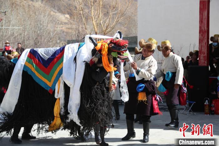 圖為民間藝人表演加麻百·甲江?！愔闈扇?攝