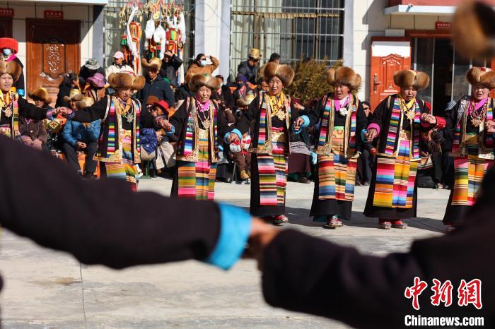 圖為民間藝人表演加麻“果諧”?！愔闈扇?攝