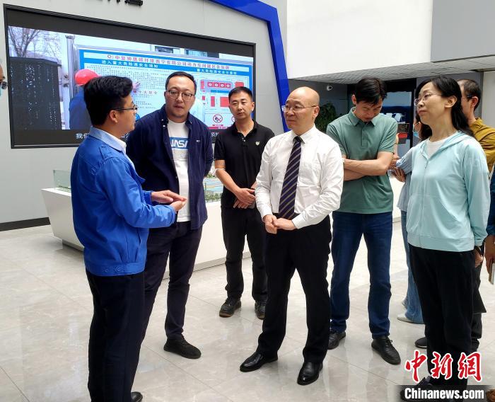 圖為全國政協(xié)委員、農(nóng)工黨青海省委主委王昆(中)在企業(yè)調(diào)研。　郭滿福 供圖