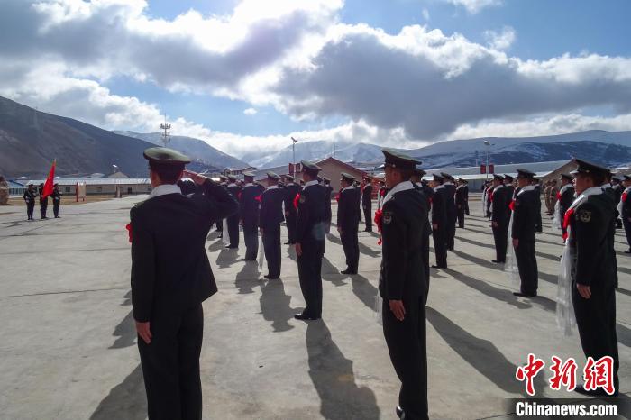 雪山下，退役士兵向軍旗敬軍禮?！±顚W(xué)文 攝