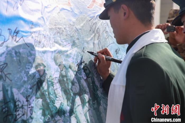 退役士兵簽名留念。　劉俊輝 攝