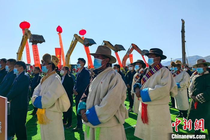 各方代表參加集中開復(fù)工儀式?！∧岈斪扛?攝