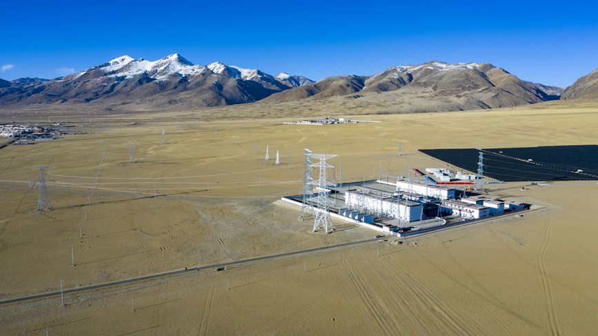 位于海拔4700多米的阿里聯(lián)網(wǎng)工程霍爾變電站。