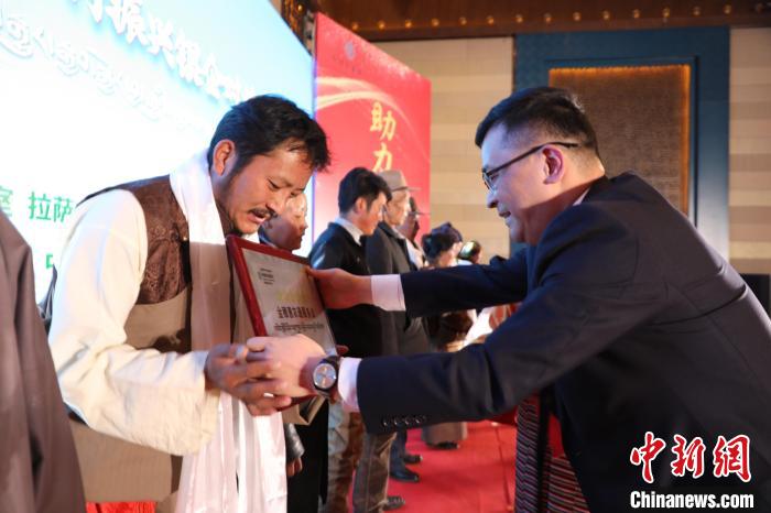 圖為拉薩市銀企對接洽談會現(xiàn)場?！「裆愔?攝