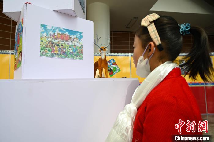 圖為學(xué)生參觀繪畫展。　趙朗 攝