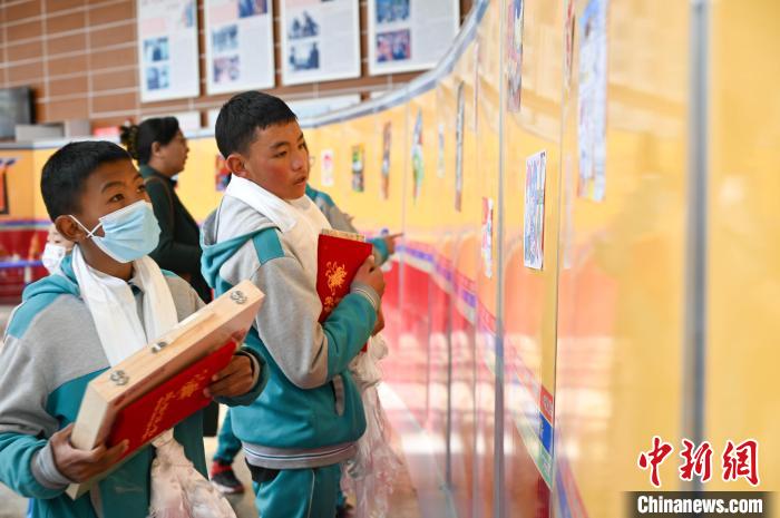 圖為學(xué)生參觀繪畫展。　趙朗 攝