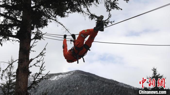 正在進(jìn)行橫渡訓(xùn)練?！∥骼@拉翁 攝