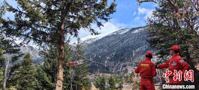 正在進(jìn)行斜向救援?！∥骼@拉翁 攝