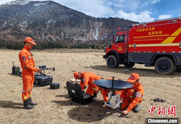 正在進(jìn)行通信通聯(lián)訓(xùn)練?！∥骼@拉翁 攝