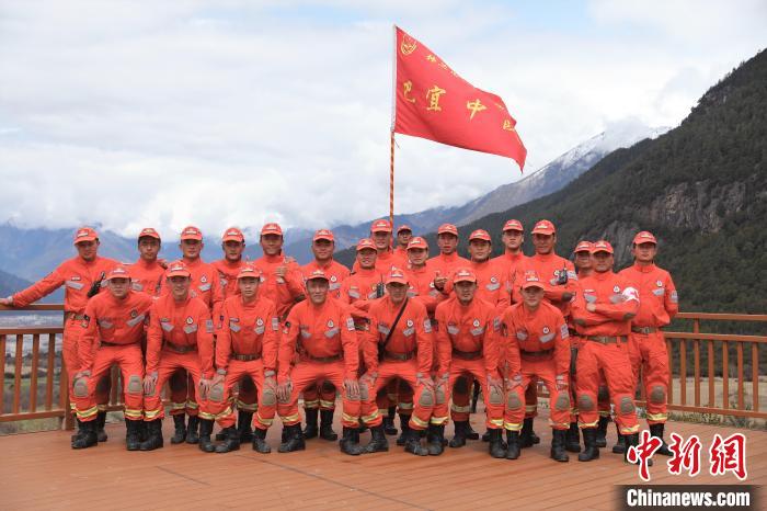 合影留念?！∥骼@拉翁 攝