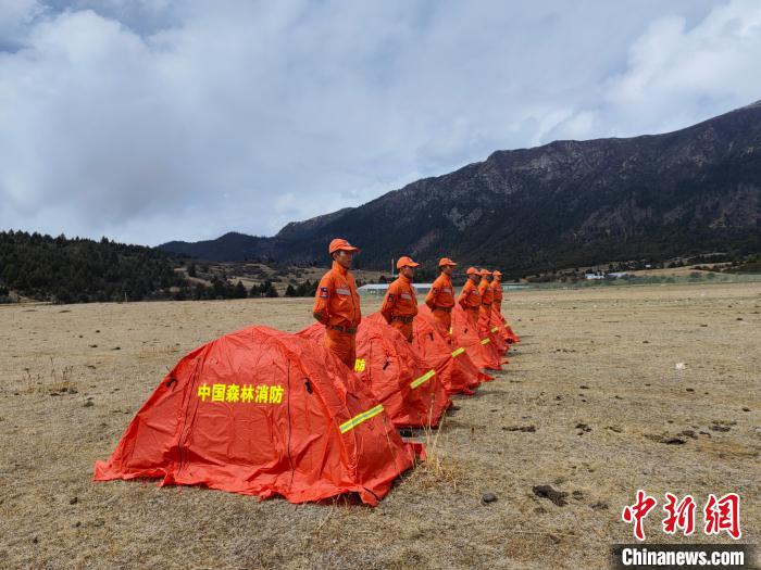 正在進(jìn)行帳篷搭設(shè)?！∥骼@拉翁 攝