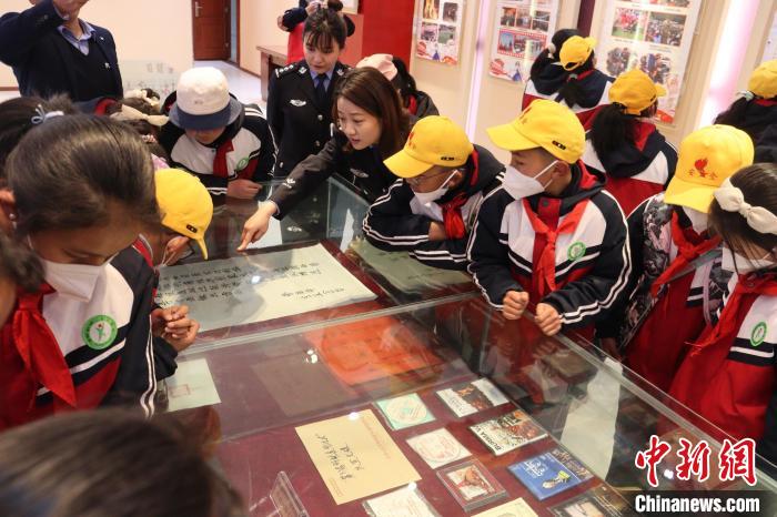 圖為亞東邊檢站民警為駐地小學(xué)生講解該站榮譽發(fā)展史?！『?攝