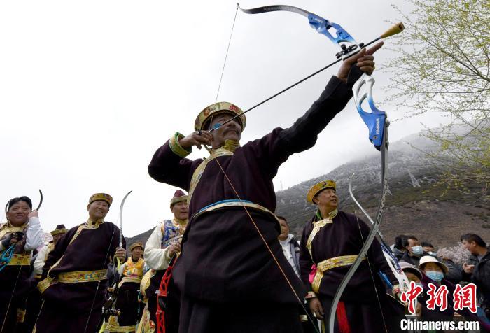 3月28日，選手參加響箭比賽。　李林 攝