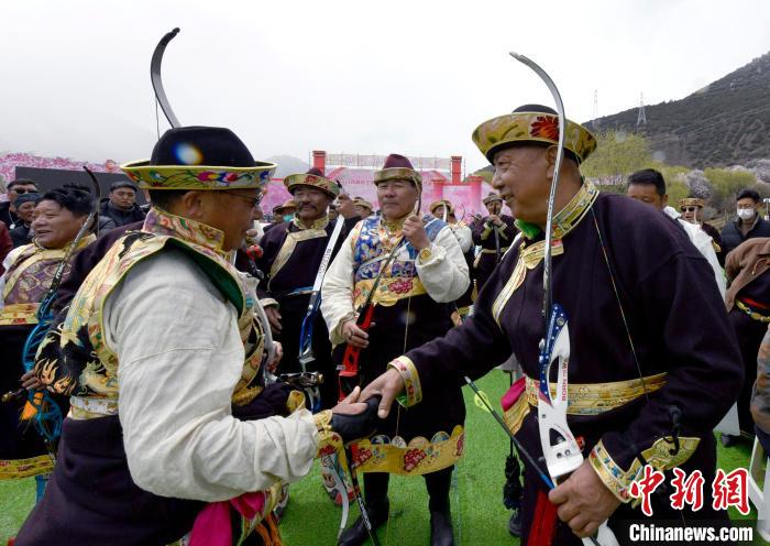 3月28日，選手射中靶心后慶祝?！±盍?攝