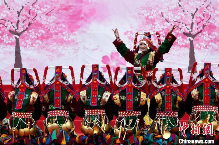 3月28日，西藏林芝第二十屆桃花旅游文化節(jié)開(kāi)幕式上的文藝表演。　李林 攝