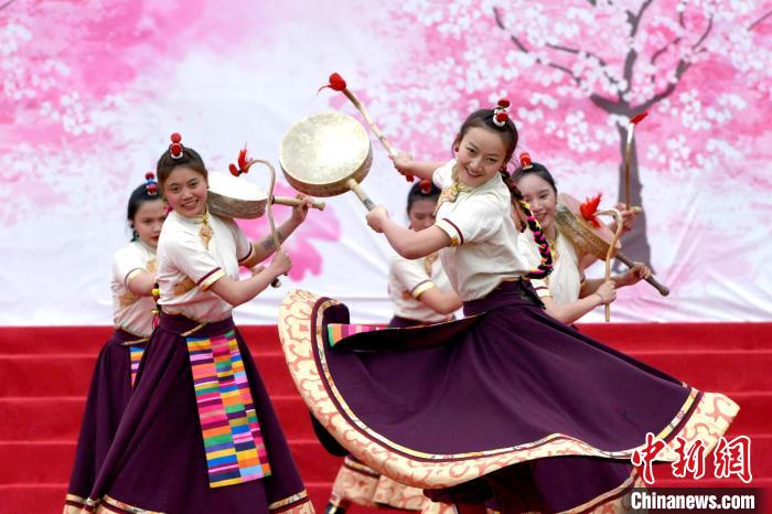 3月28日，西藏林芝第二十屆桃花旅游文化節(jié)開(kāi)幕式上的文藝表演。　李林 攝