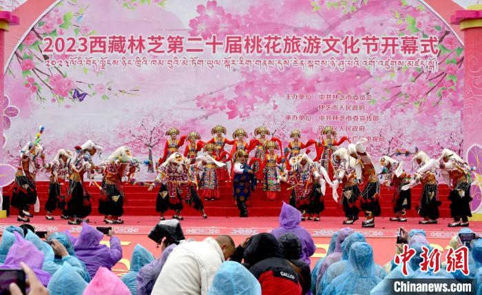 3月28日，西藏林芝第二十屆桃花旅游文化節(jié)開(kāi)幕式上的文藝表演。　李林 攝