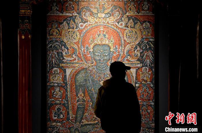 3月31日，觀眾欣賞展覽中的作品?！±盍?攝