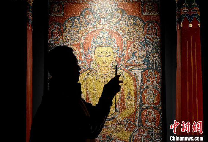 3月31日，觀眾欣賞展覽中的作品?！±盍?攝