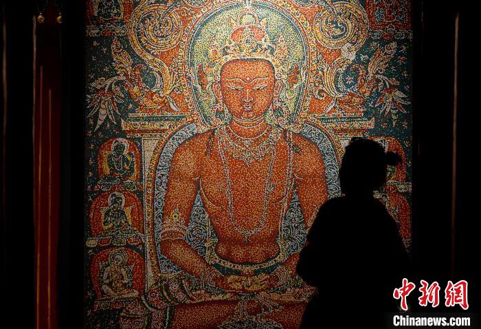 3月31日，觀眾欣賞展覽中的作品?！±盍?攝