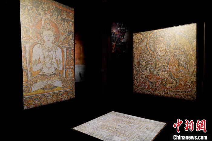 3月31日，觀眾欣賞展覽中的作品?！±盍?攝