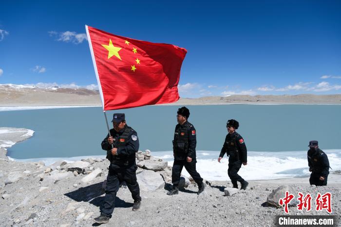 4月5日，普瑪江塘邊境派出所民輔警進(jìn)行邊境巡邏?！〗w波 攝