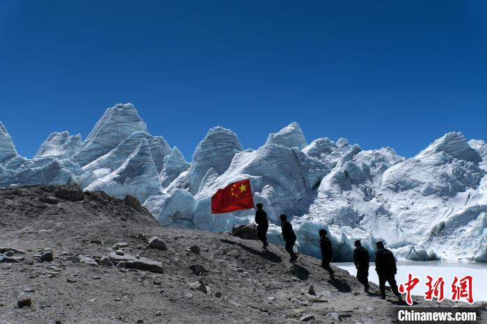 4月5日，普瑪江塘邊境派出所民輔警巡邏至四零冰川附近?！〗w波 攝