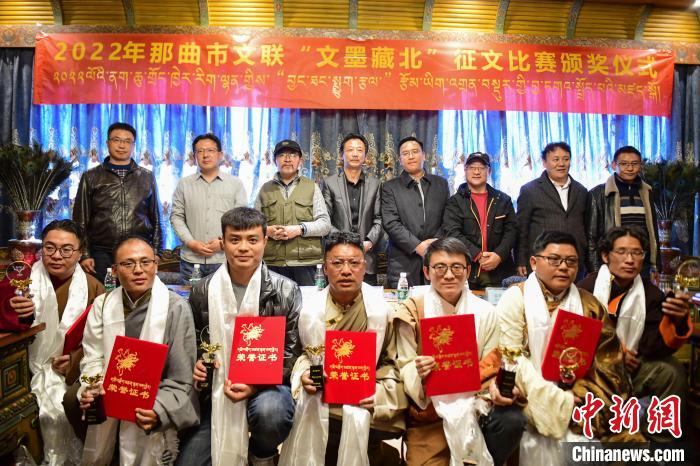 圖為獲獎人員合影留念?！∝暩聛硭?攝