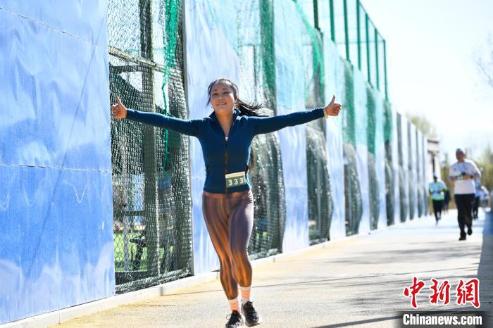 圖為5公里歡樂跑現(xiàn)場?！∝暩聛硭?攝