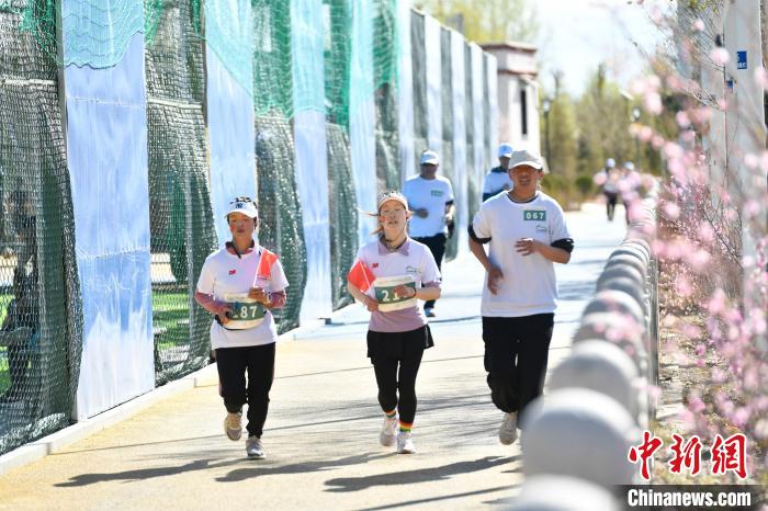 圖為5公里歡樂跑現(xiàn)場?！∝暩聛硭?攝