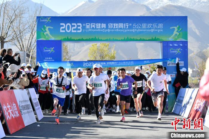 圖為5公里歡樂跑現(xiàn)場?！∝暩聛硭?攝