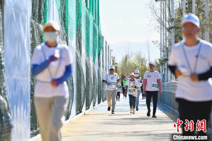 圖為5公里歡樂跑現(xiàn)場?！∝暩聛硭?攝